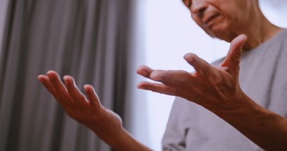 Почему немеют руки во время сна и что с этим делать?